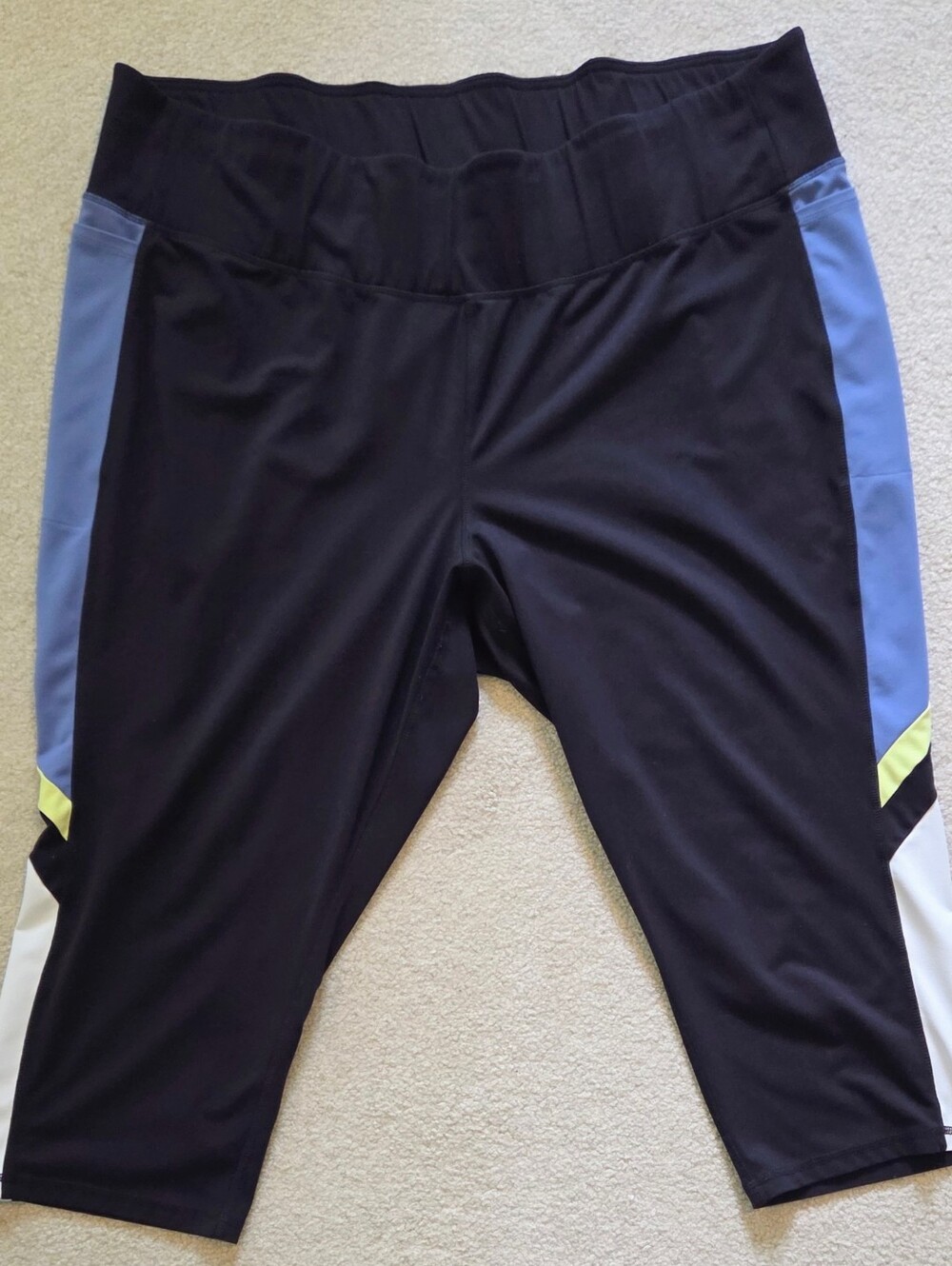 LIVI for Lane Bryant Women's Plus Size 30/32 Colorblock Wicking Capri Leggings - Picture 3 of 5